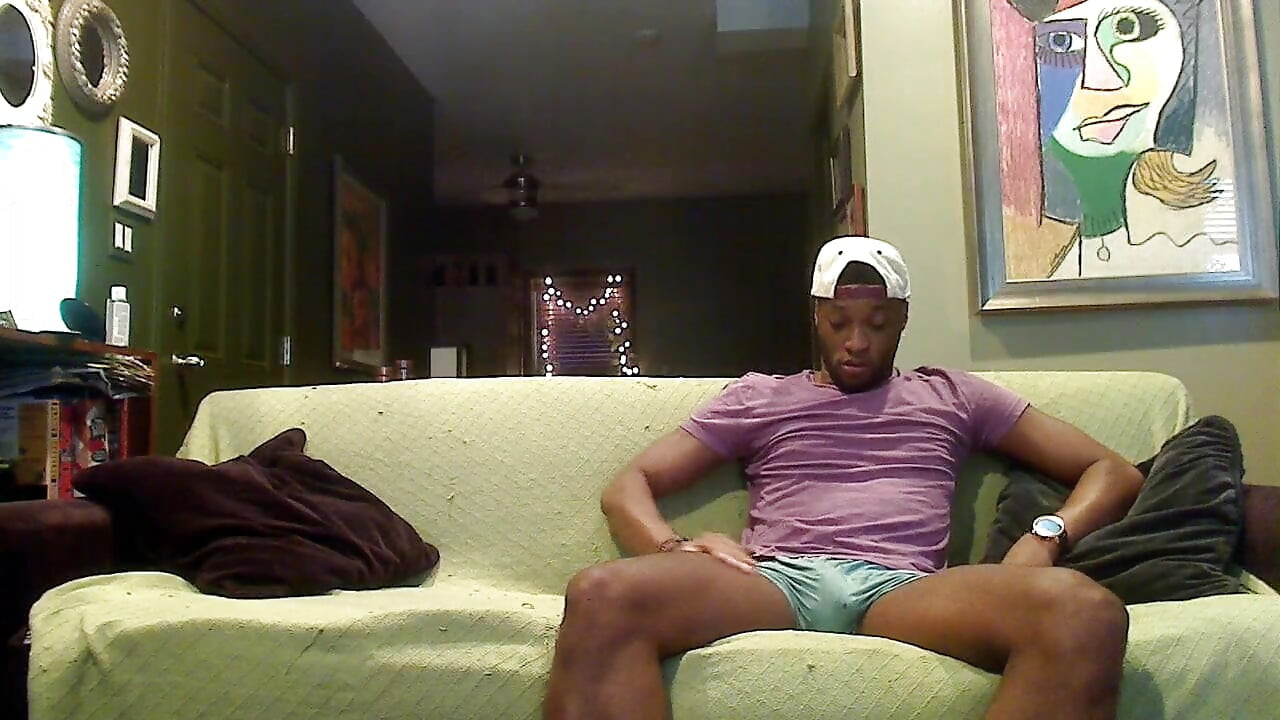 Kenniejai हिलाते हुए पकड़ी जाती है