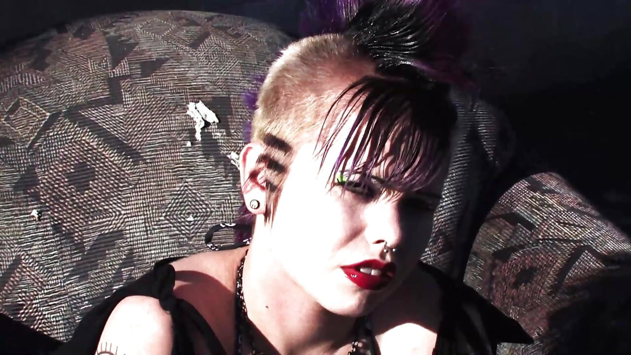 Divlje orgije. Obojena kosa s tintom i probušena rock djevojka voli divlje, samo u mrežastim čarapama