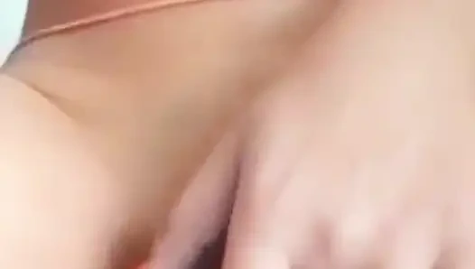 Masturbieren während des videoanrufs mit ihrem freund