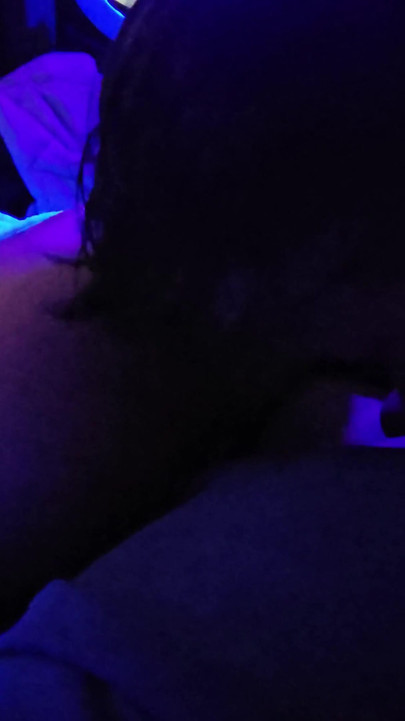 Гола смучеща хуй под черна светлина получава пълна уста | Клип 1