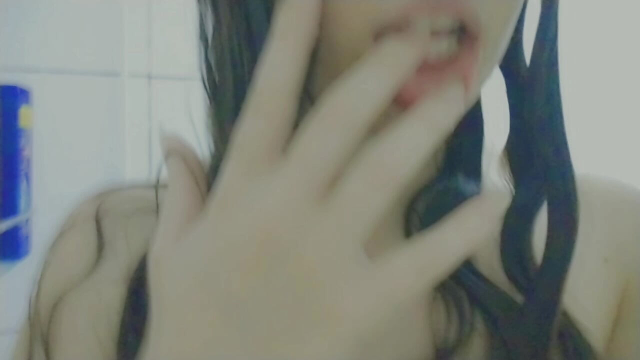 nur eine süße studentin, die sich unter der dusche amüsiert, nasse haare, nasse muschi, mund wasserig wie fick