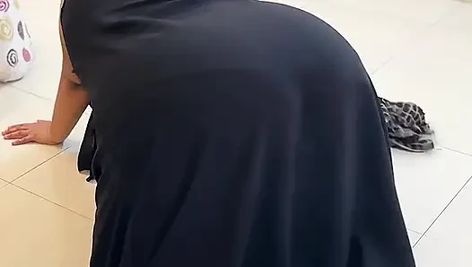 Pembantu arab saudi pantat montok bersihin kamarku waktu aku lagi masturbasi di ranjang!