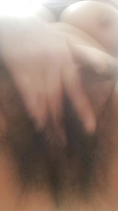 Mom plays with her fingers in her juicy vagina after urinating