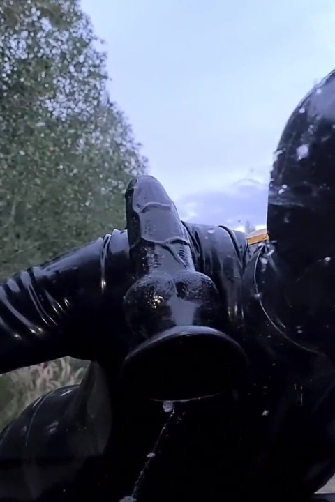 Sklavin, schlampen-orgasma celeste macht ein schmutziges chaos auf dem autofenster