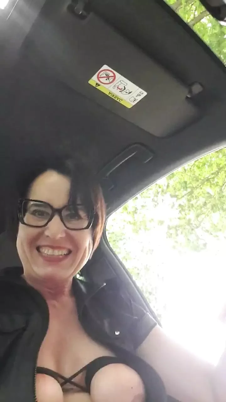 Julie ejaculează în timpul pauzei de mașină