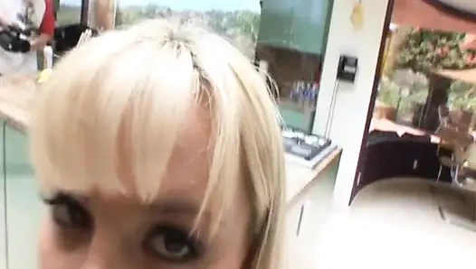 Блондинка-красотка обожает киску