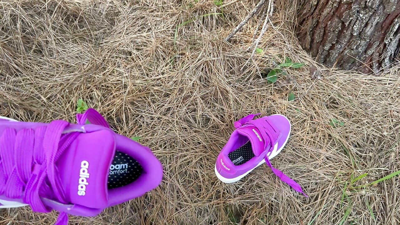 Follada y corrida al aire libre en el parque con las nuevas zapatillas Adidas rosa de la esposa. Primera corrida sobre él