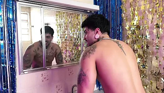 Ich habe die Blonde während der Halloween-Party aus dem Badezimmer gefickt