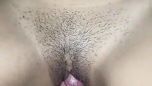 Aku merekam adik tiriku lagi mandi dan aku akhirnya ngentot memeknya pakai kondom
