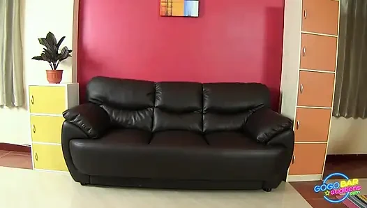 Çekici Asyalı güzel tatmin edici bir döl alıyor