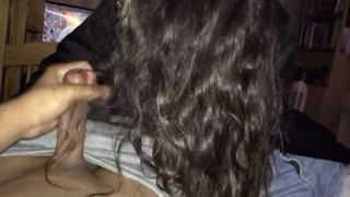 Menina chupando pau cobrindo o rosto com cabelo