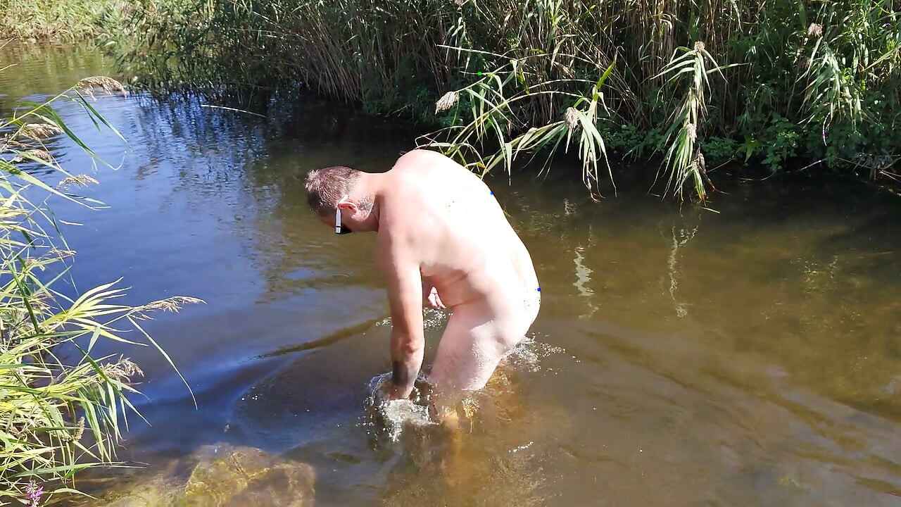 Mergokin aku lagi asik masturbasi di pinggir sungai dan ngocok kontolku