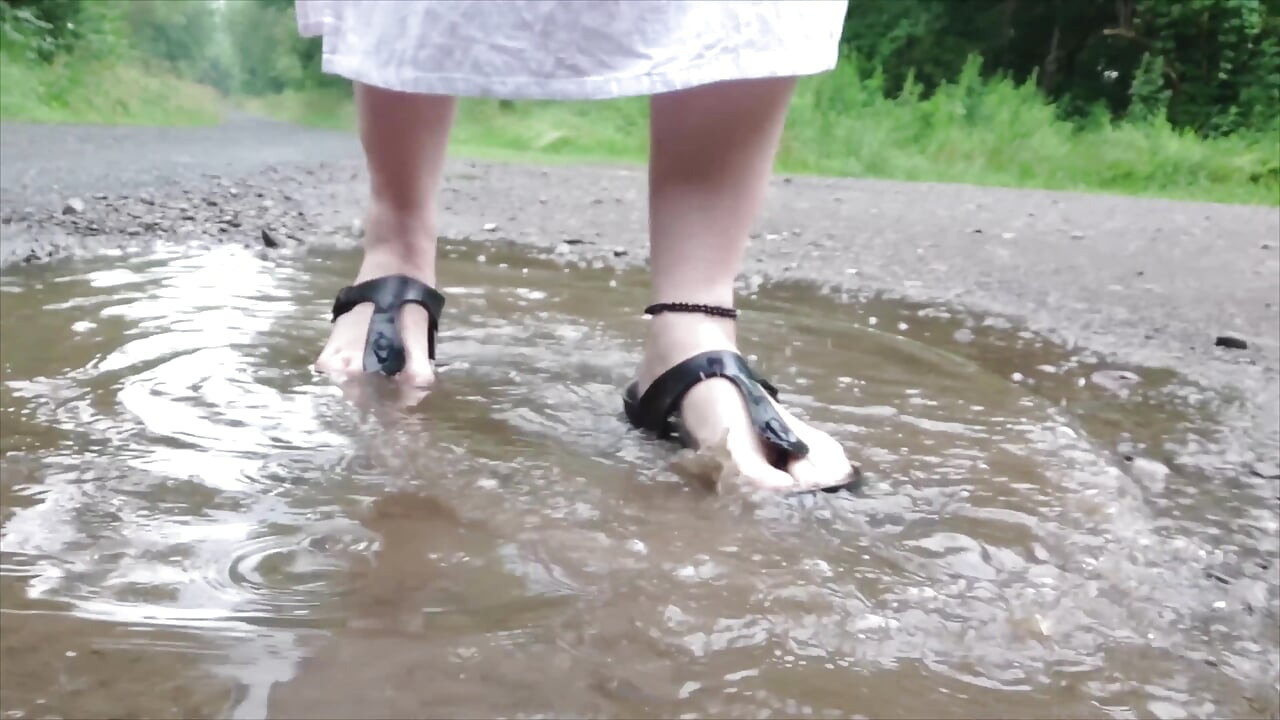 Birkenstock Latschen Haben Spaß in Der Regenpfütze