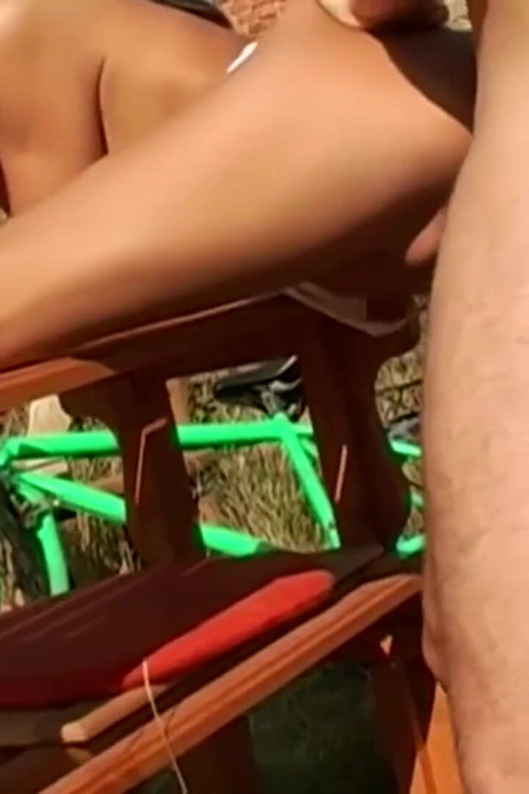 nastolatka dostaje twarz na zewnątrz