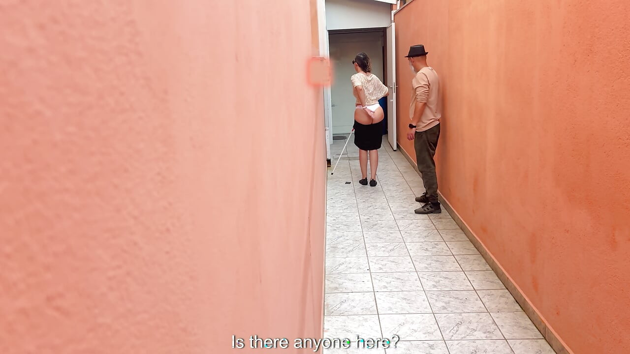 Brincando com a garota cega no beco.
