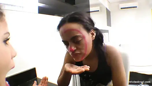 Плюющаяся девушка - проглоти всю мою сучку, трахающуюся в два смычка! - От Aline Cruel и Vaninha