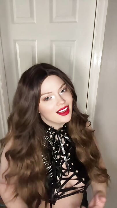 Smoking Leather Mistress Lends Out Her Favorite Toy