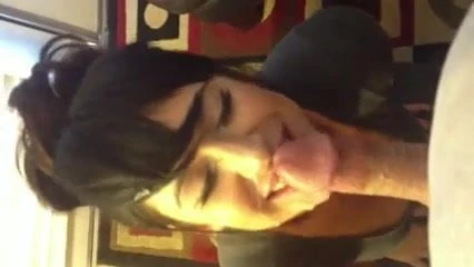 Sexy vriendin zuigt het sperma eruit met een glimlach