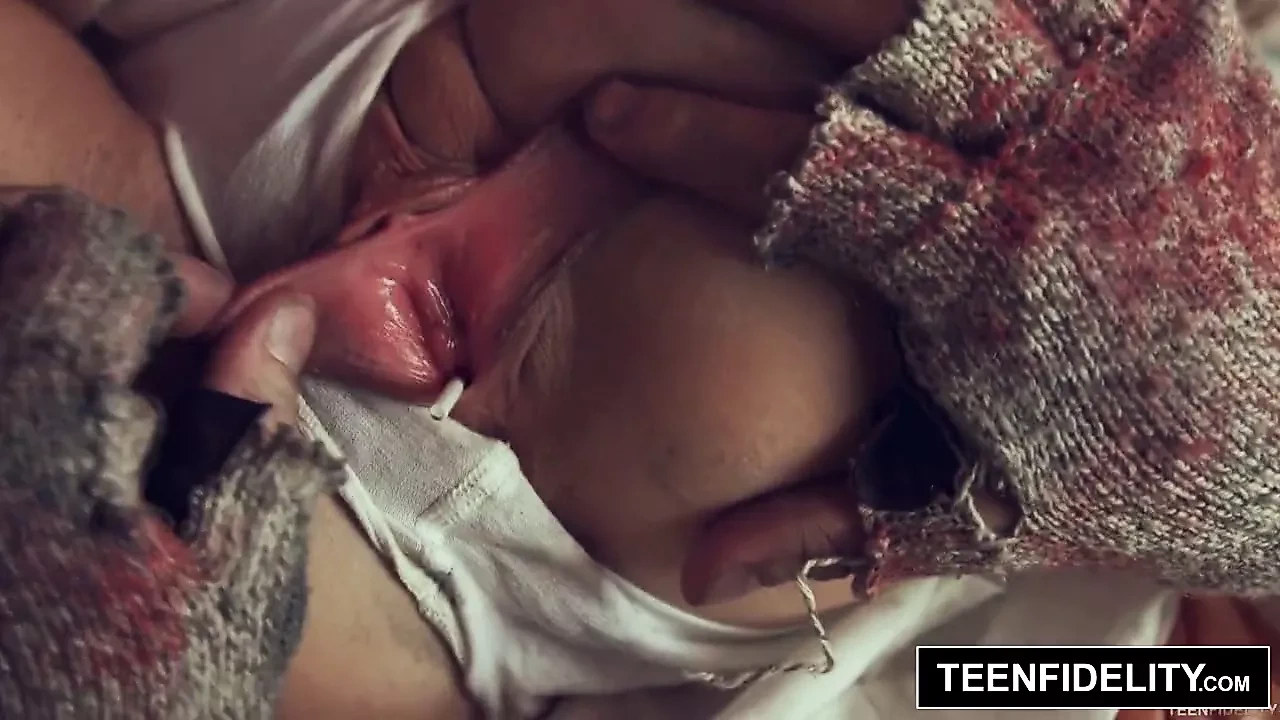 Teenfidelity Lilly Ford被小丑内射