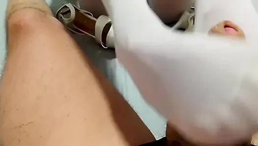 MILF играет ногами с членом и получает кончание с точки зрения колготок