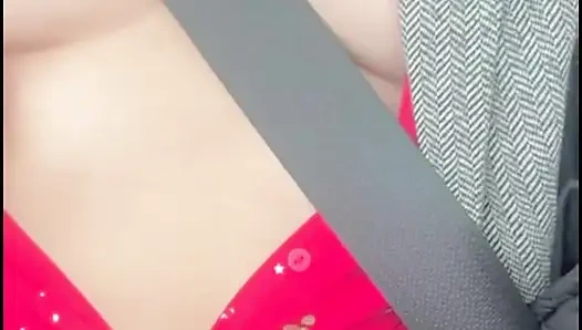 Payudara telanjang di mobil