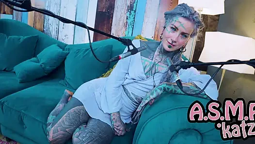 F hakkında konuşuyorum - korku - asmr podcast sfw konuşuyor gotik sıska kız dreadlocks dövmeli model dövmeli kız