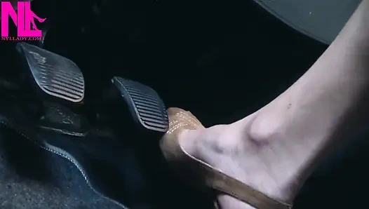 Menyadarkan dan mengemudi dengan sandal cokelat peeptoe muda