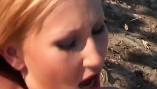 Junge lippenstift-lesben teilen sich dicken dildo auf sunny field