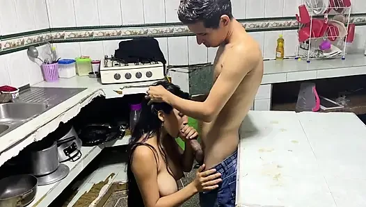 Aku ngocok kontol ibu tiriku dengan pantat montok dan toket besarku, dia selalu ngasih semuanya