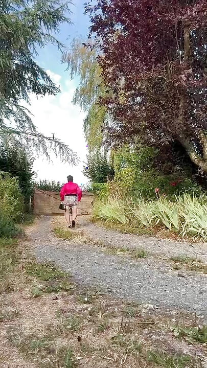 Oblečená v těsné sukni na noc venku