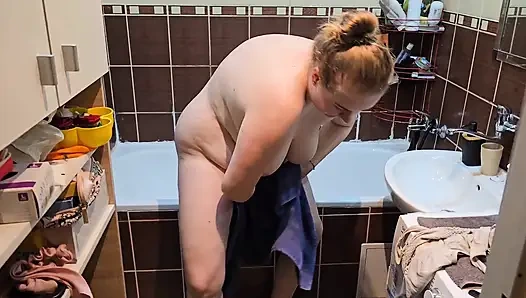 Nonton istriku lagi mandi bijak... Aku harus menyelesaikan diriku sendiri