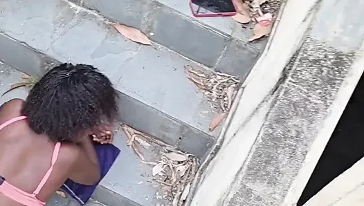 Mulatto tidak mengizinkan saya masuk rumah dan memukul saya di tangga
