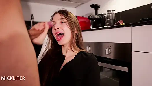 Эта задница шлюхи обожают сосать член