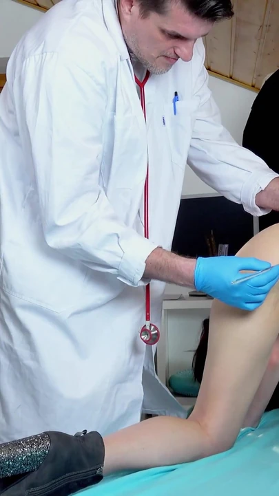 Momento de cair o queixo de "Chanel Kiss gyno-x exame por dois médicos"