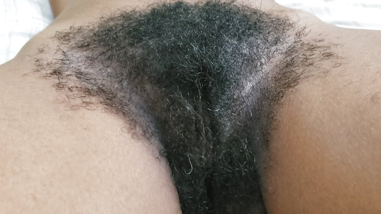 阴毛浓密的成熟美女与迷人的卧室氛围