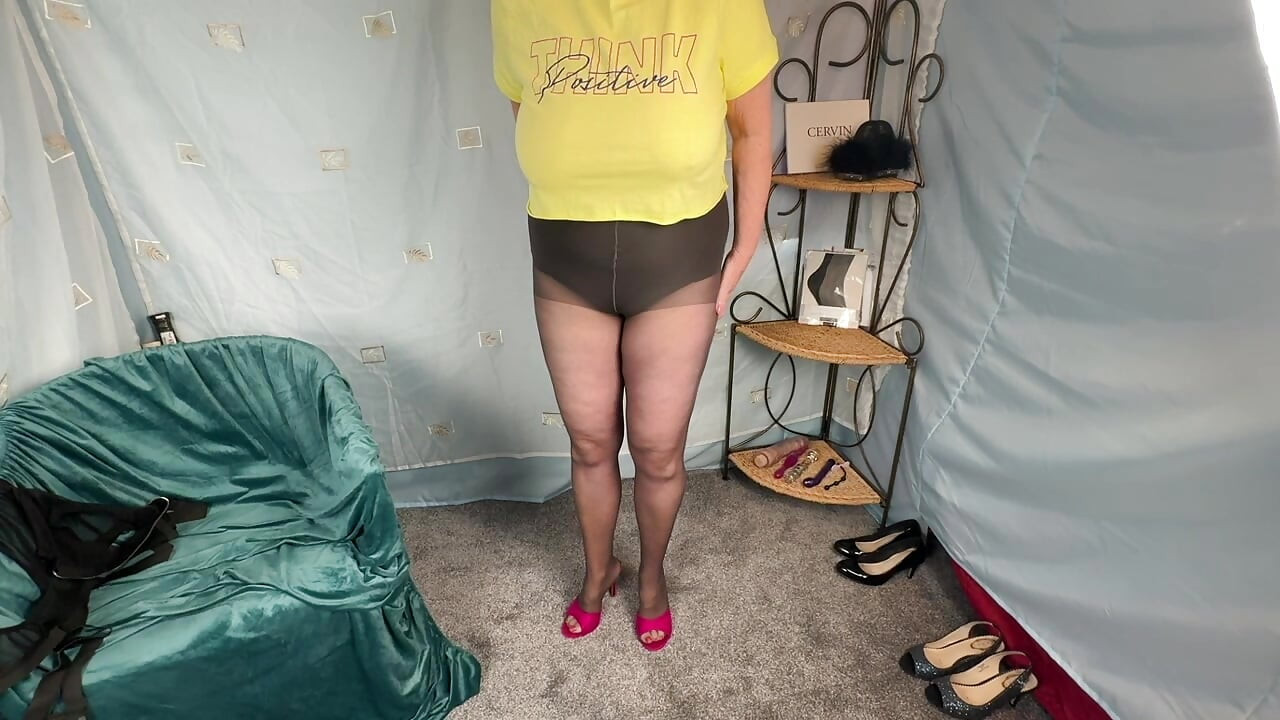 Mrs Mature Feet Big Granny Pants and Tights 427