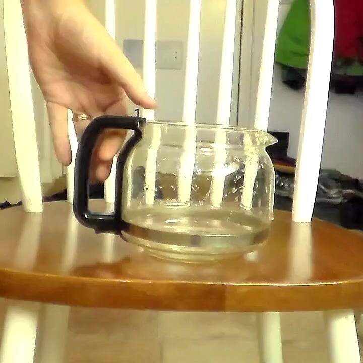 John coffepot'a işiyor
