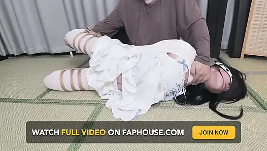 Xr24 - девушка в белой одежде и белых чулках была повешена и щекотка в бондаже