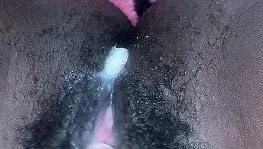 meine nasse, sahnige behaarte schwarze muschi