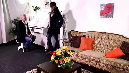 Ateşli bir sürprizle piyano dersi!