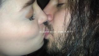 Daniel и Daniela целуются, видео 1