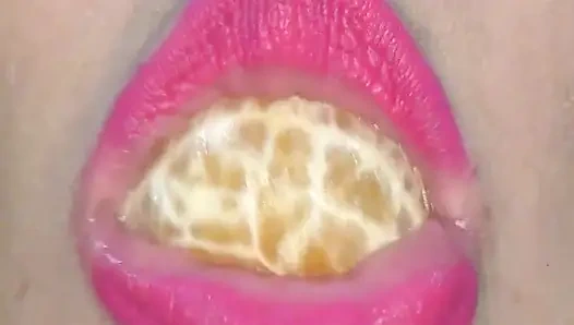 Cewek seksi ini lagi asik menelan jeruk keprok