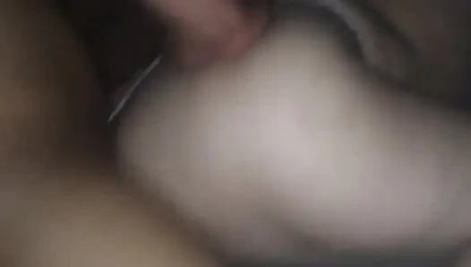 Koyu saçlı bir latinin yarağına biniyor, gerçek amatör orta yaşlı seksi kadın