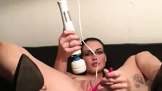 Трахаю себя огромным дилдо