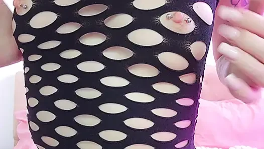 Dewi berambut merah bertato menggoda & bermain dengan memeknya melalui fishnet