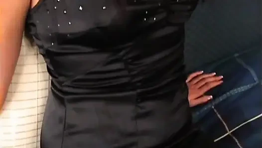 Şehvetli beyaz sürtük büyük siyah yarakla ilgili bir şeye sahip