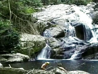 Retro-video von zwei heißen typen, die sex in der nähe von fluss haben