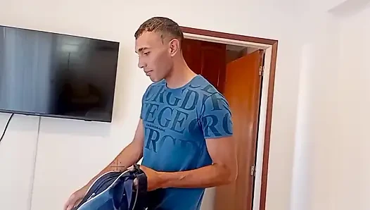 Крылатая MILF трахает молодого соседа