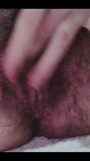 Igram se prstima i dlakavom pičkom