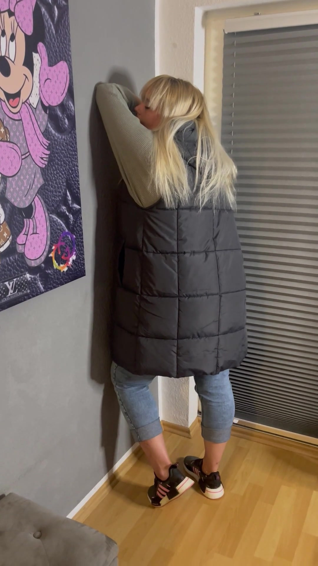 Bonie and Clyde Masturbation Stand Jeans Jacket Pussy Wet Fingering Rubbing Rubbing Clitoris Trembling Twitch Moaning Blonde Couple